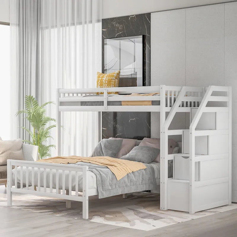 Cama alta doble sobre cama matrimonial con escalera