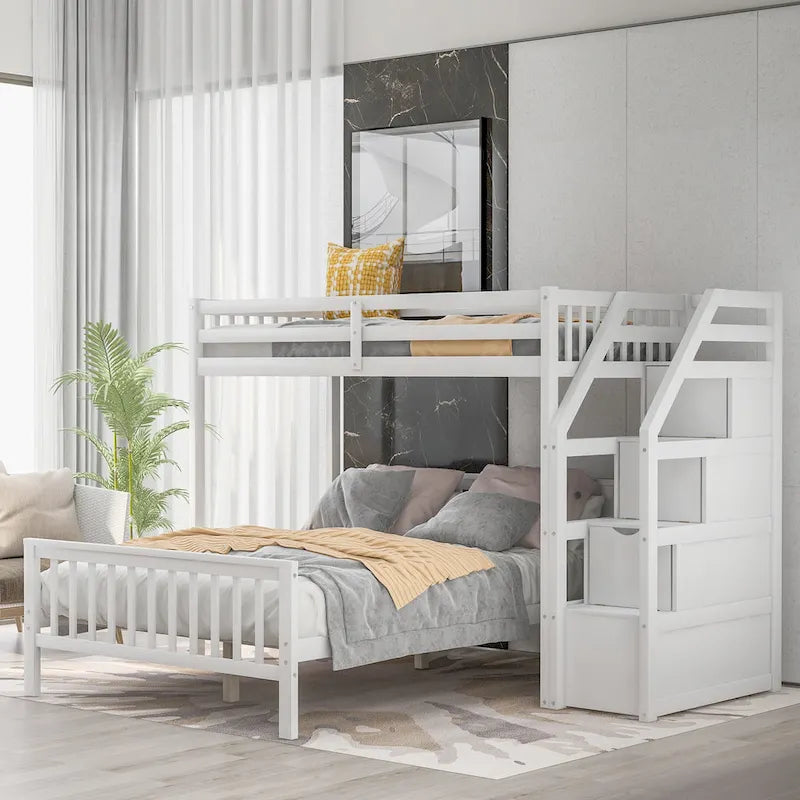 Hochbett in Einzelbettgröße über Bett in voller Größe mit Treppe