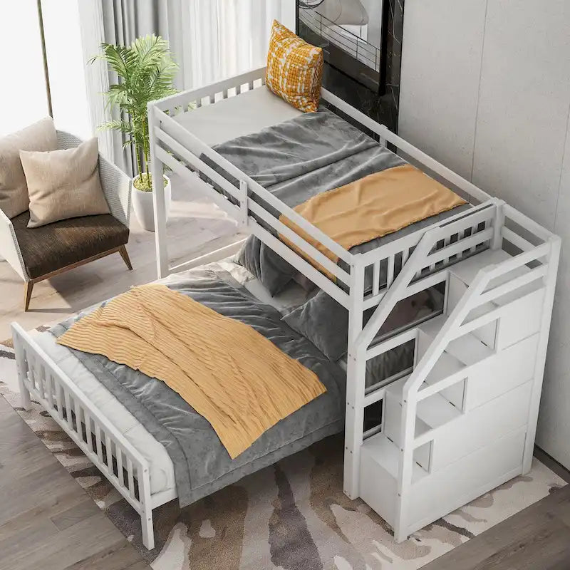 Cama alta doble sobre cama matrimonial con escalera