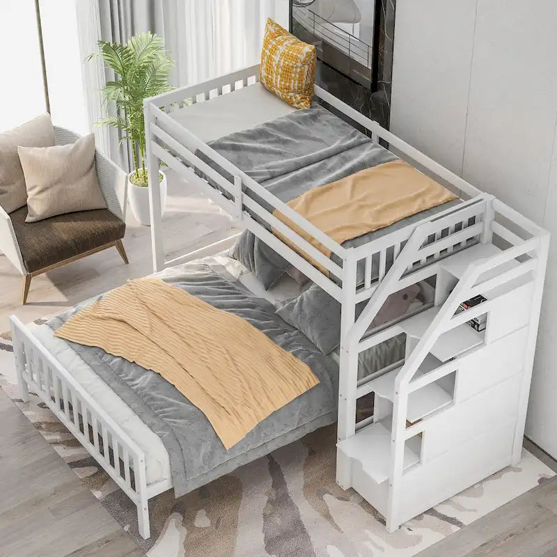 Hochbett in Einzelbettgröße über Bett in voller Größe mit Treppe