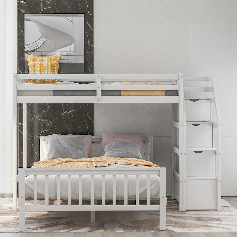 Hochbett in Einzelbettgröße über Bett in voller Größe mit Treppe