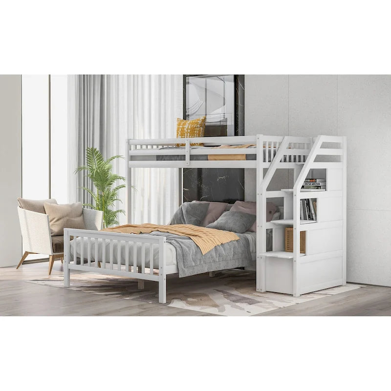 Hochbett in Einzelbettgröße über Bett in voller Größe mit Treppe