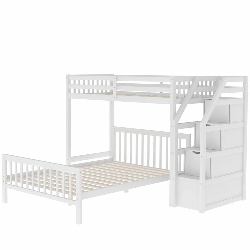 Hochbett in Einzelbettgröße über Bett in voller Größe mit Treppe