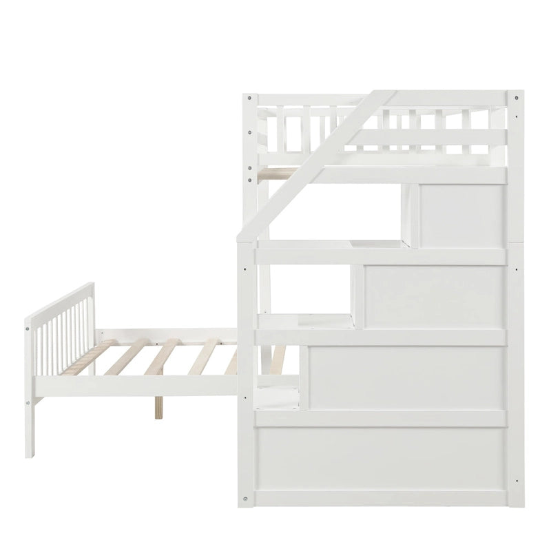 Hochbett in Einzelbettgröße über Bett in voller Größe mit Treppe