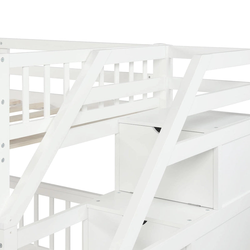 Hochbett in Einzelbettgröße über Bett in voller Größe mit Treppe