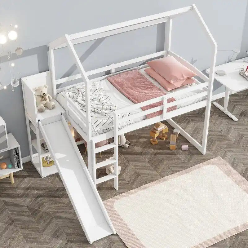 Cama alta de madera con tobogán, estantes de almacenamiento, rampa para trepar y luz