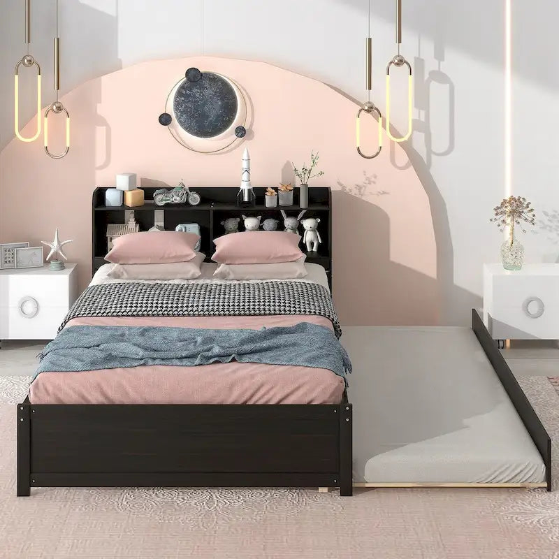 Bett in voller Größe mit Ausziehbett und Bücherregal