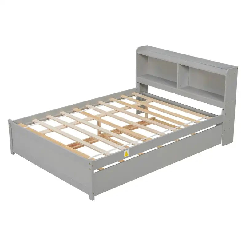 Bett in voller Größe mit Ausziehbett und Bücherregal