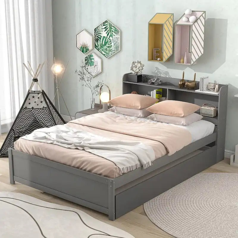 Bett in voller Größe mit Ausziehbett und Bücherregal