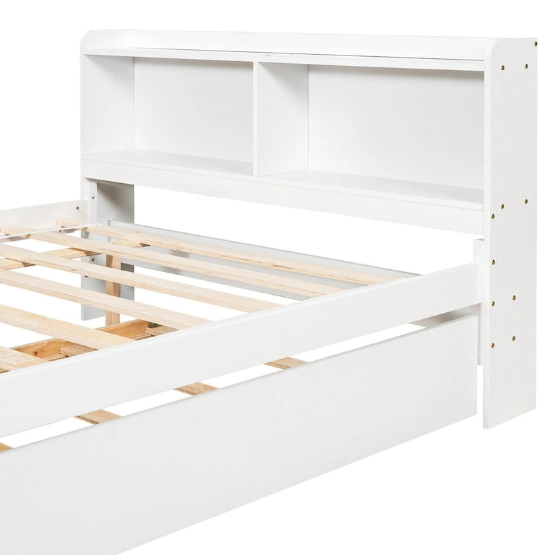 Bett in voller Größe mit Ausziehbett und Bücherregal
