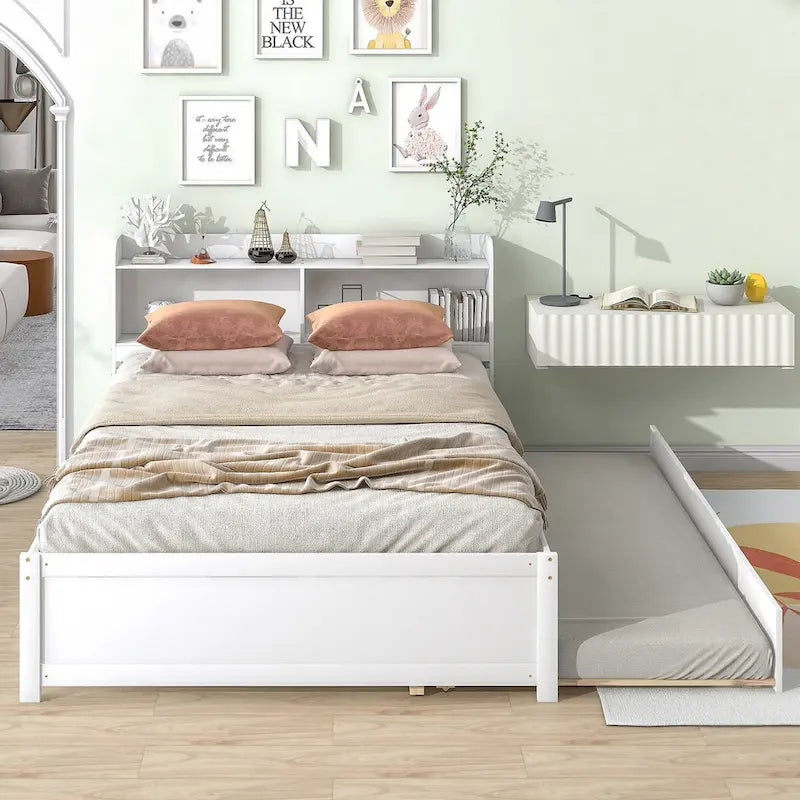 Bett in voller Größe mit Ausziehbett und Bücherregal