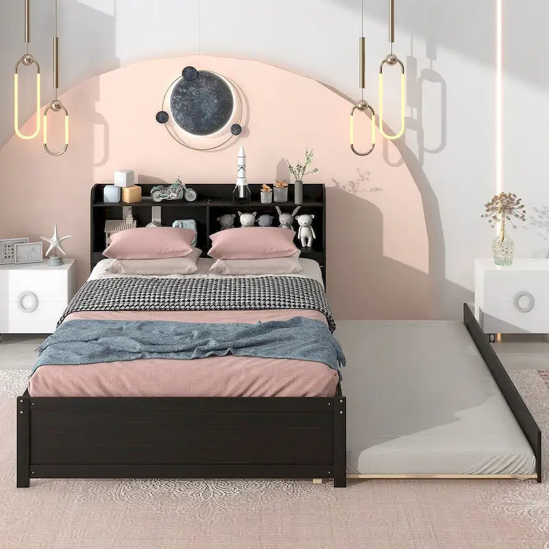 Bett in voller Größe mit Ausziehbett und Bücherregal
