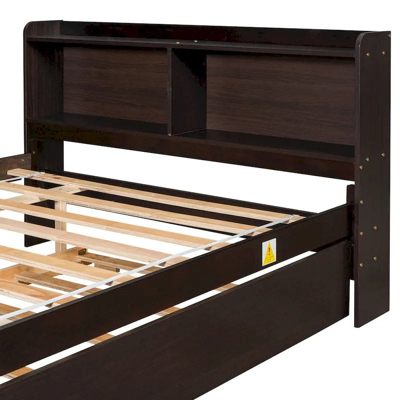 Bett in voller Größe mit Ausziehbett und Bücherregal