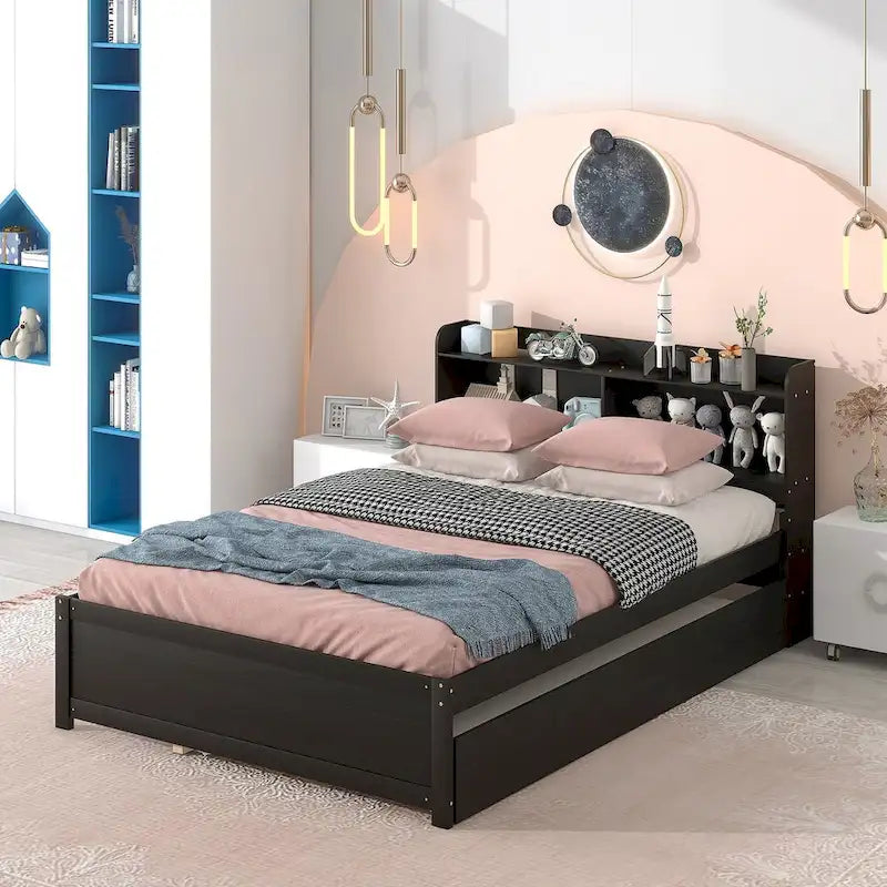 Bett in voller Größe mit Ausziehbett und Bücherregal