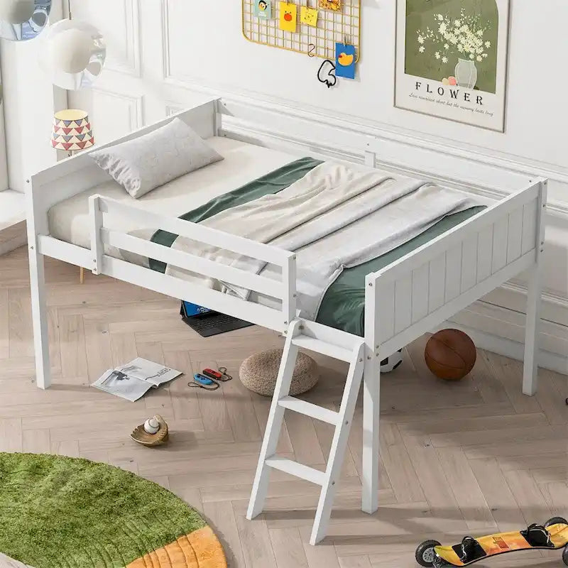 Niedriges Holz-Hochbett mit Leiter, Leiter kann links oder rechts angebracht werden